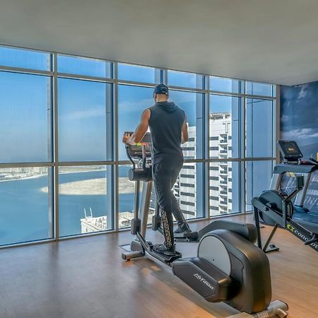 Pullman Sharjah Hotel Exterior foto A man using a cross trainer