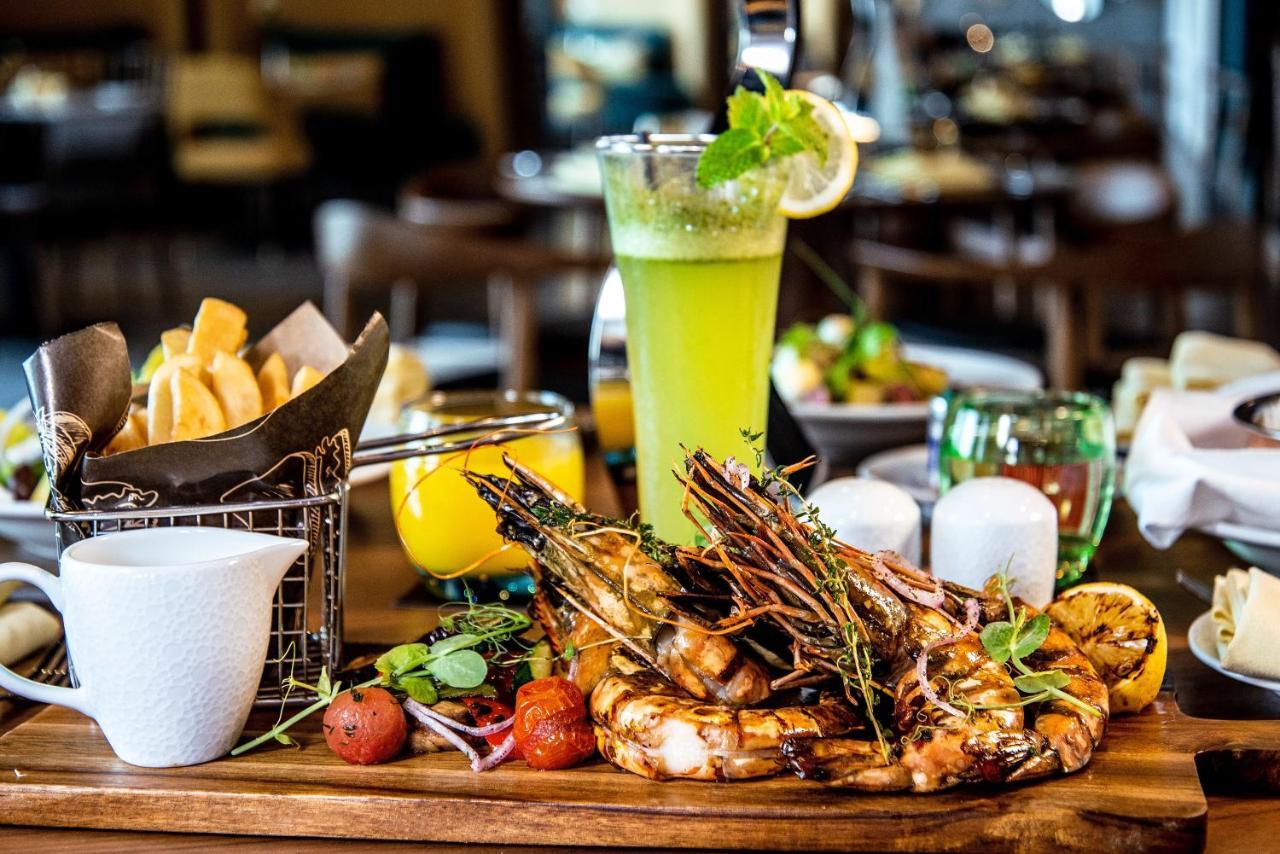 Pullman Sharjah Hotel Exterior foto A meal at the restaurant
