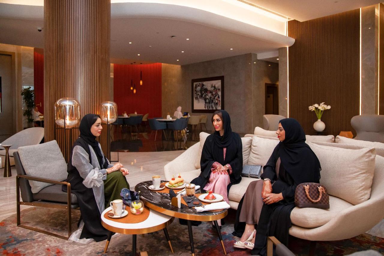 Pullman Sharjah Hotel Exterior foto Arab women in Dubai wearing the abaya
