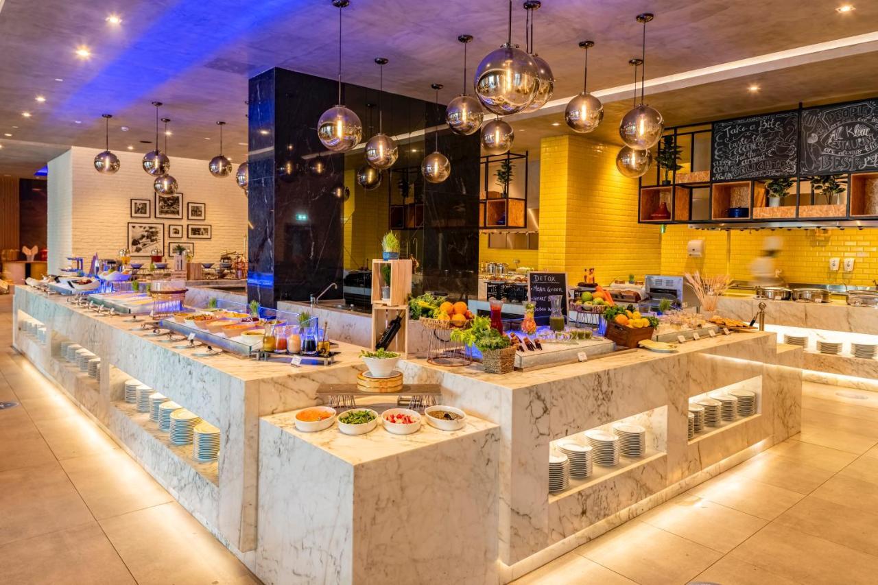 Pullman Sharjah Hotel Exterior foto The buffet at the hotel