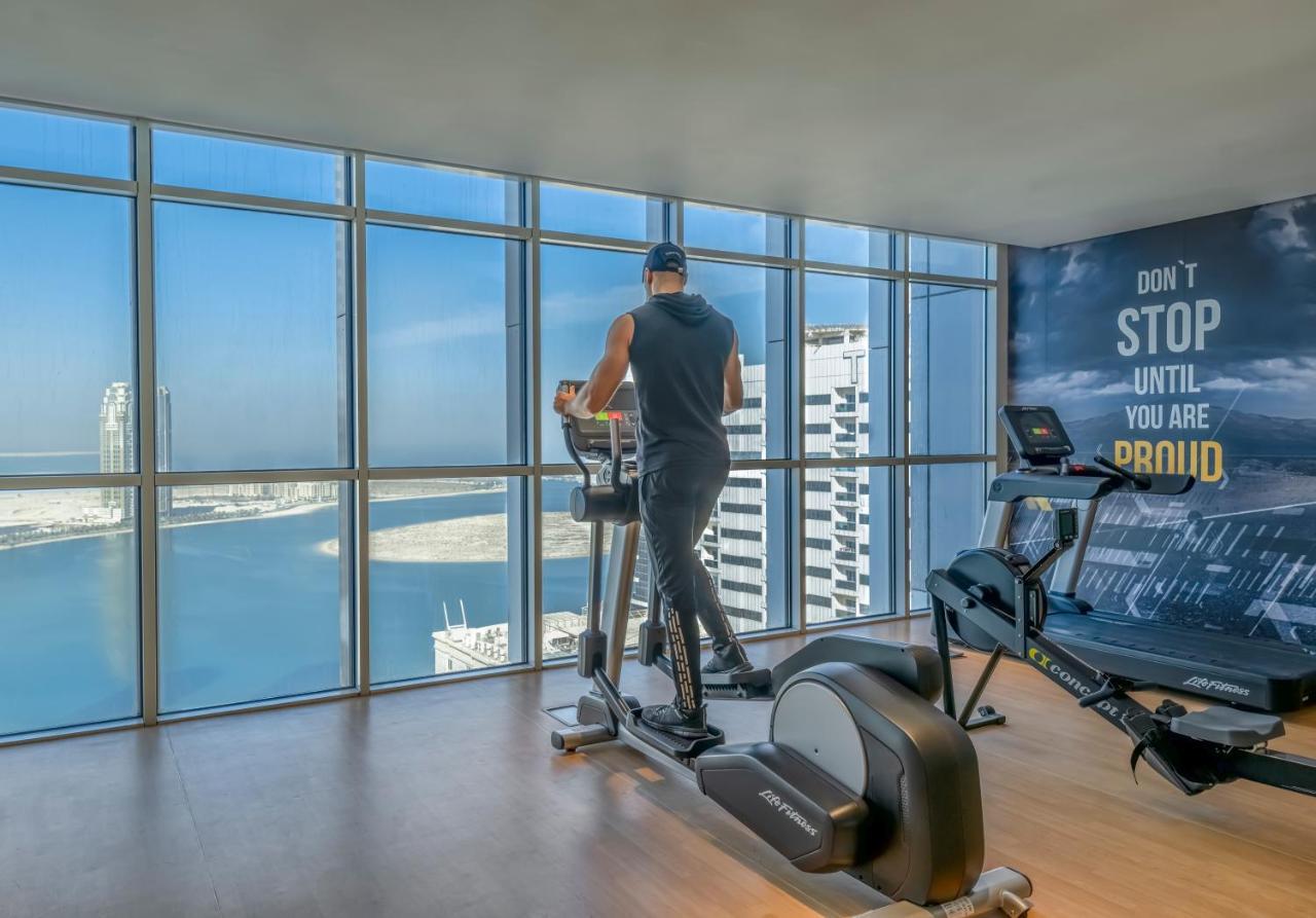 Pullman Sharjah Hotel Exterior foto A man using a cross trainer