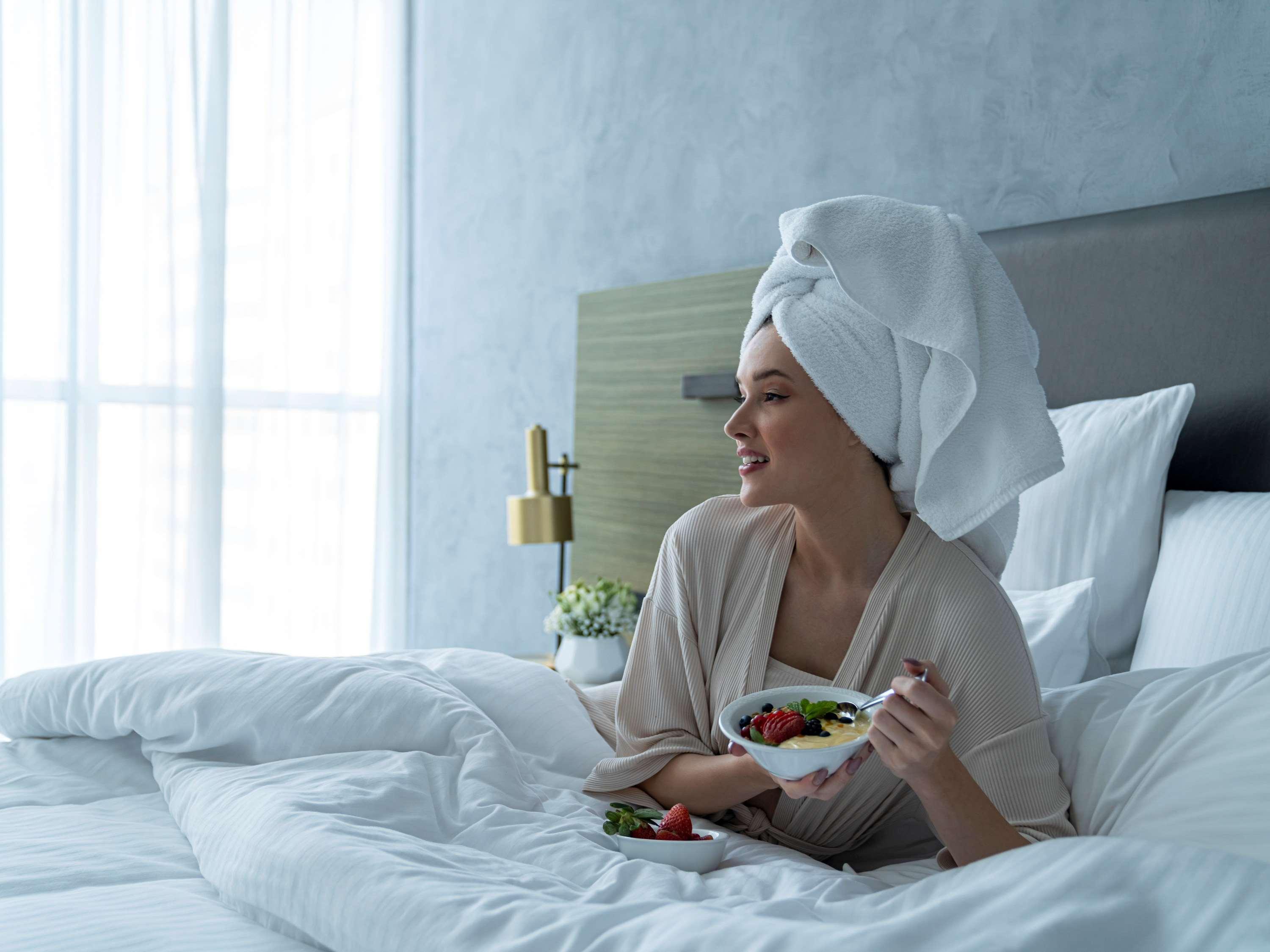 Pullman Sharjah Hotel Exterior foto A woman wearing a bathrobe