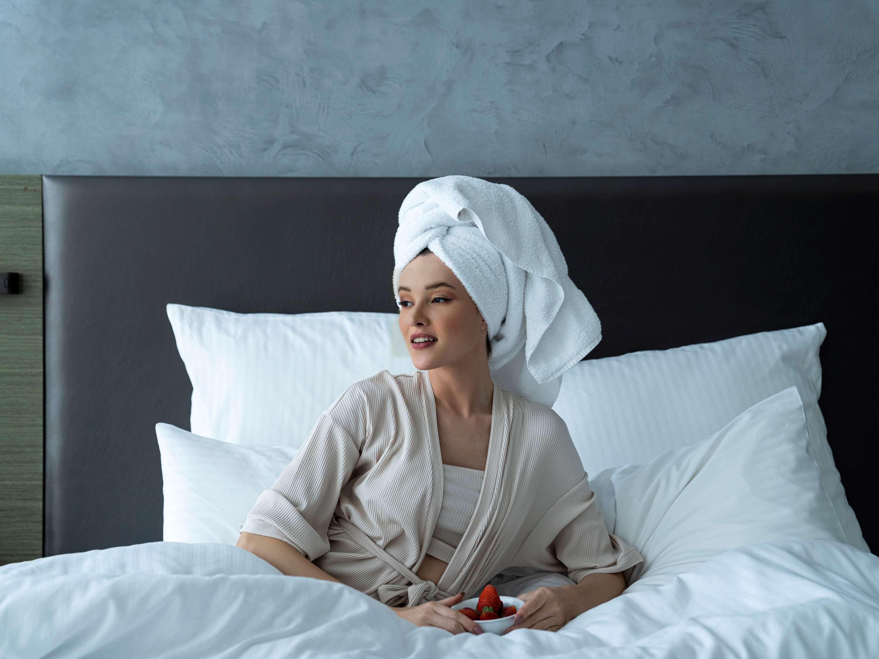 Pullman Sharjah Hotel Exterior foto A woman wearing a bathrobe
