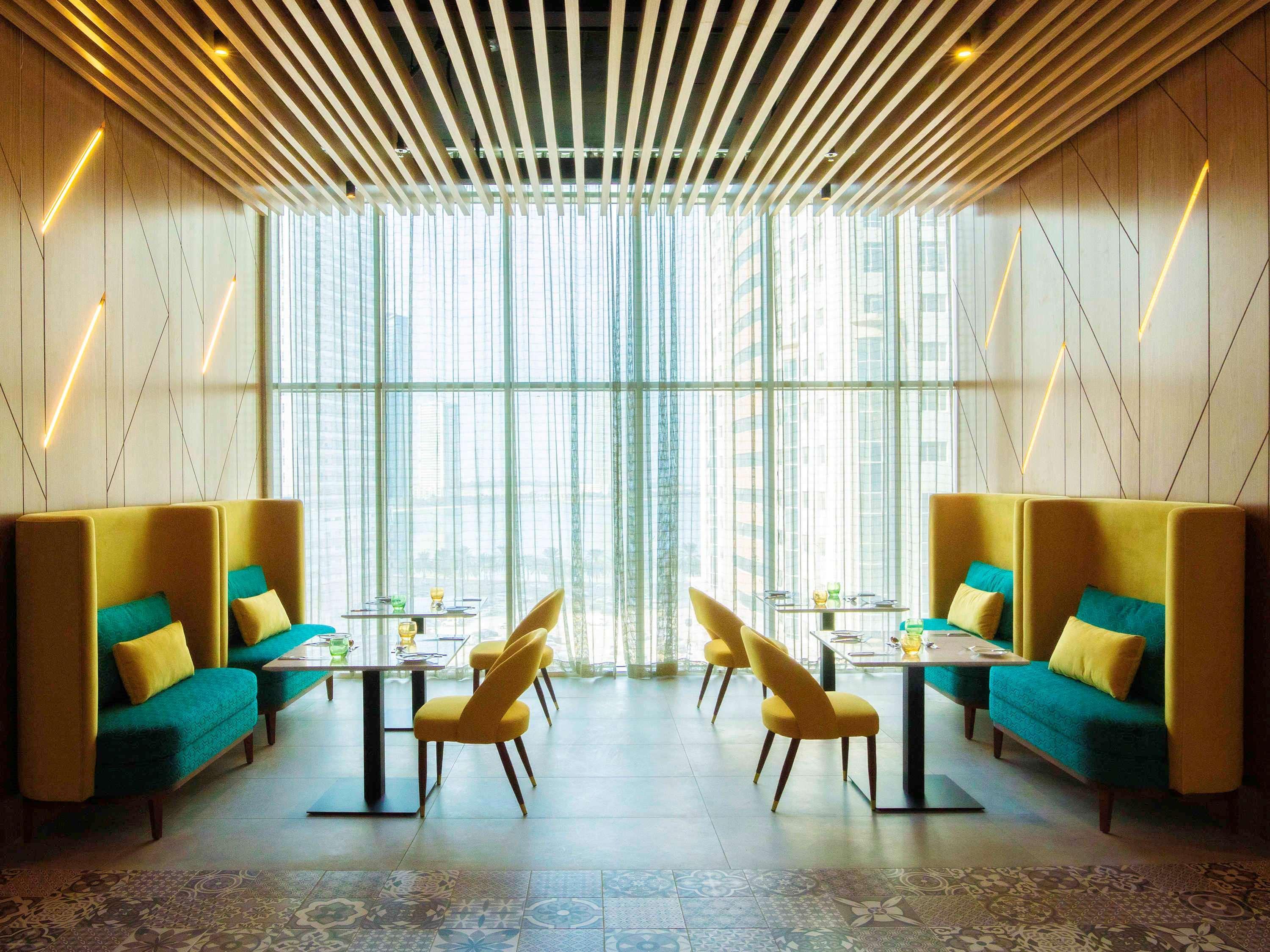 Pullman Sharjah Hotel Exterior foto The interior of the lounge