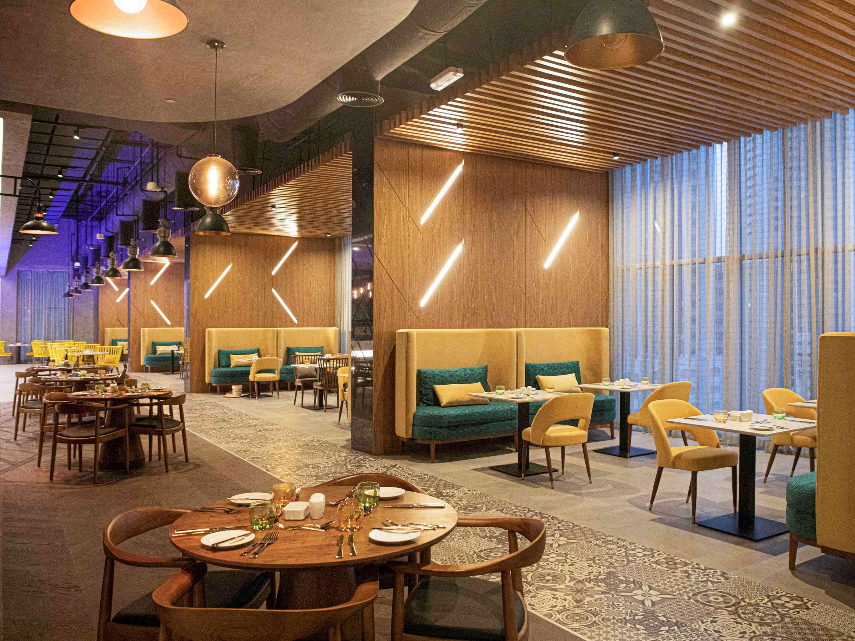 Pullman Sharjah Hotel Exterior foto The interior of the restaurant