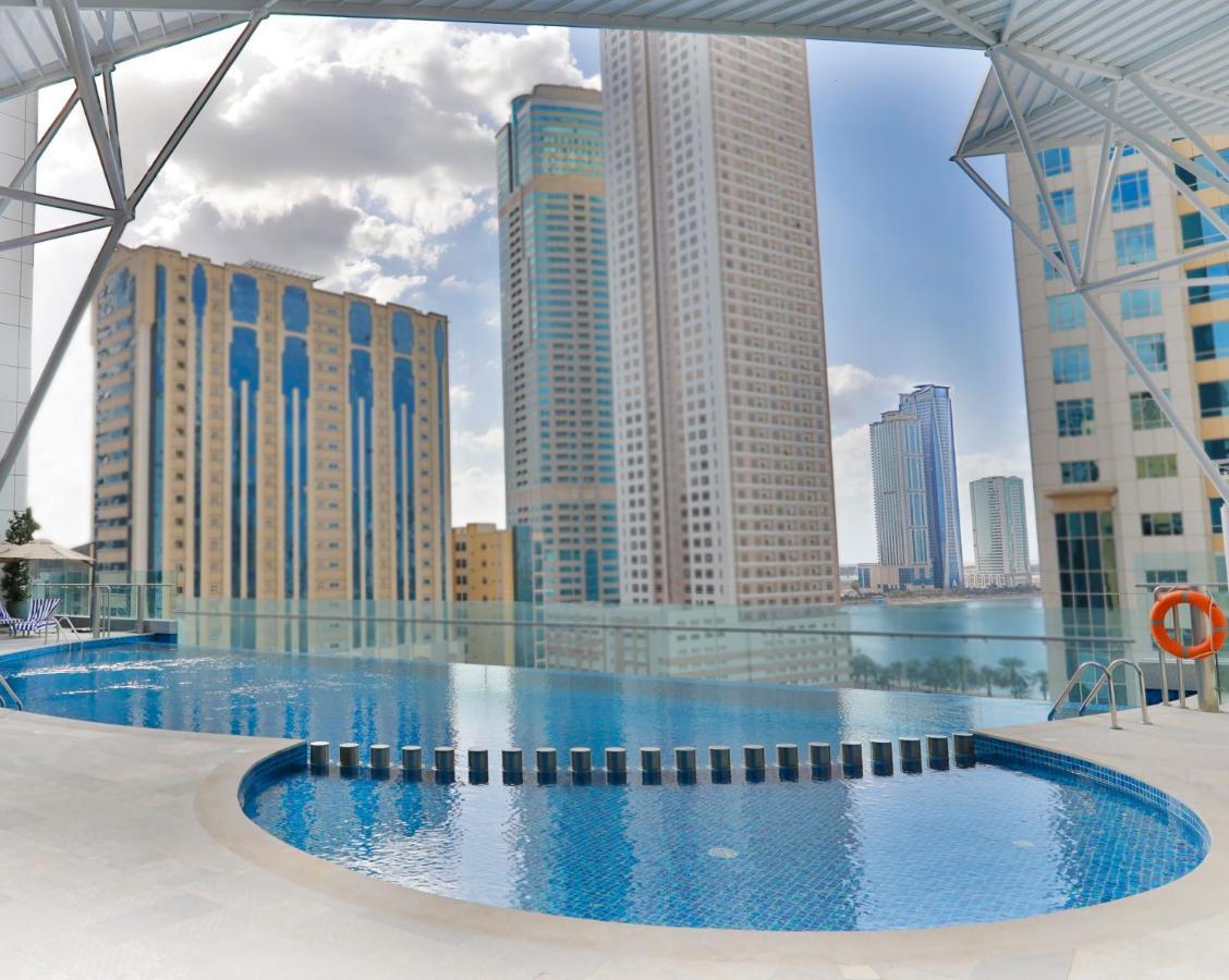 Pullman Sharjah Hotel Exterior foto The swimming pool at the complex